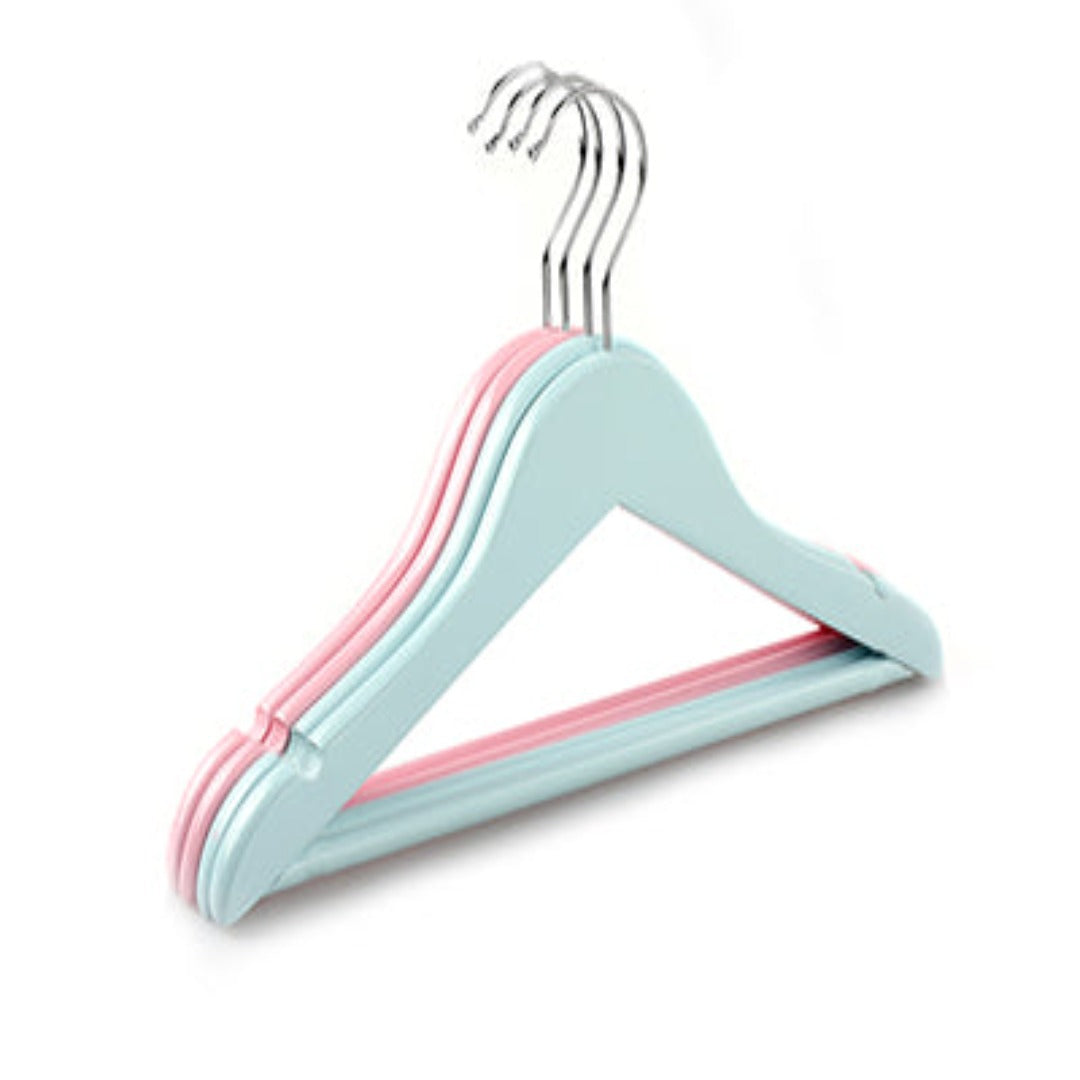 Plastic Hangers in Imitation Wood: A Perfect Blend of Style and Functionality