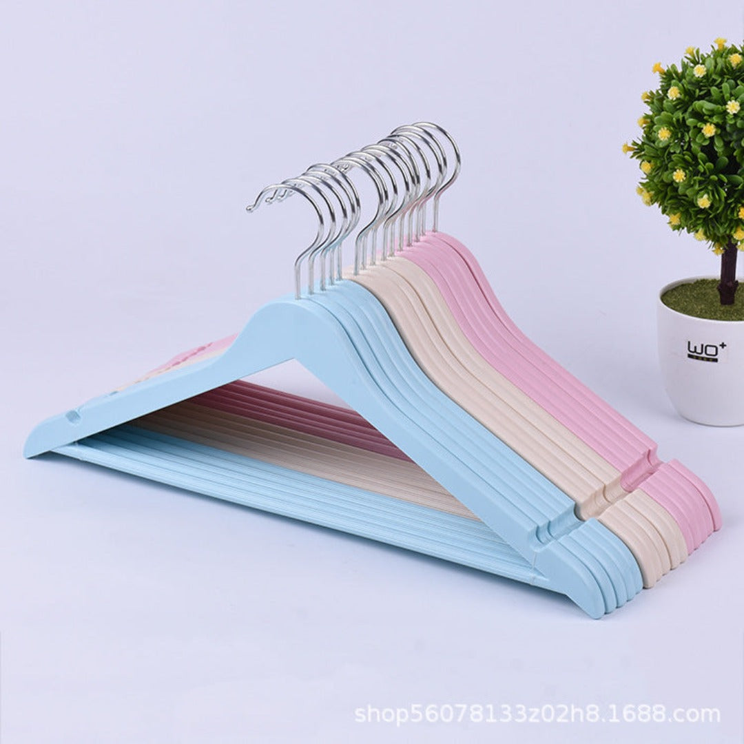 Plastic Hangers in Imitation Wood: A Perfect Blend of Style and Functionality | Springs Street