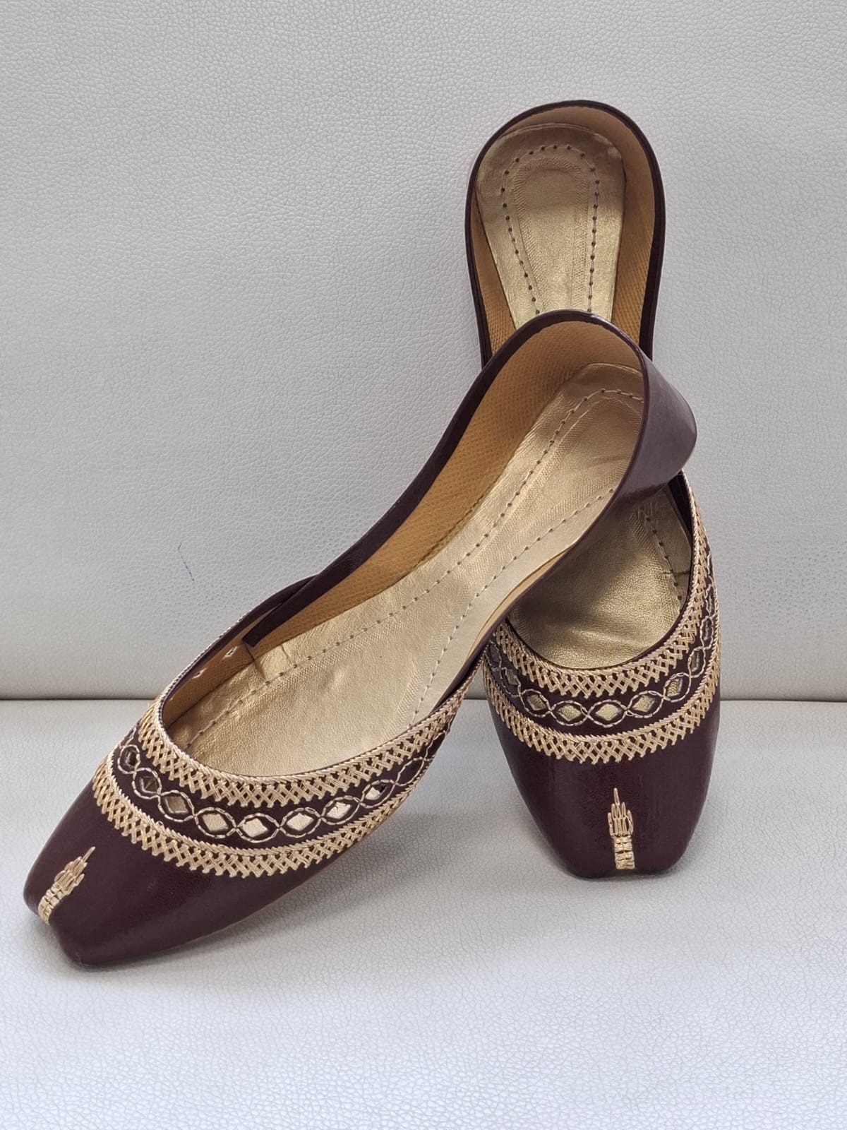 Exquisite Artisan Punjabi Khussa - Authentic Pakistani Flat Jutti Elegance