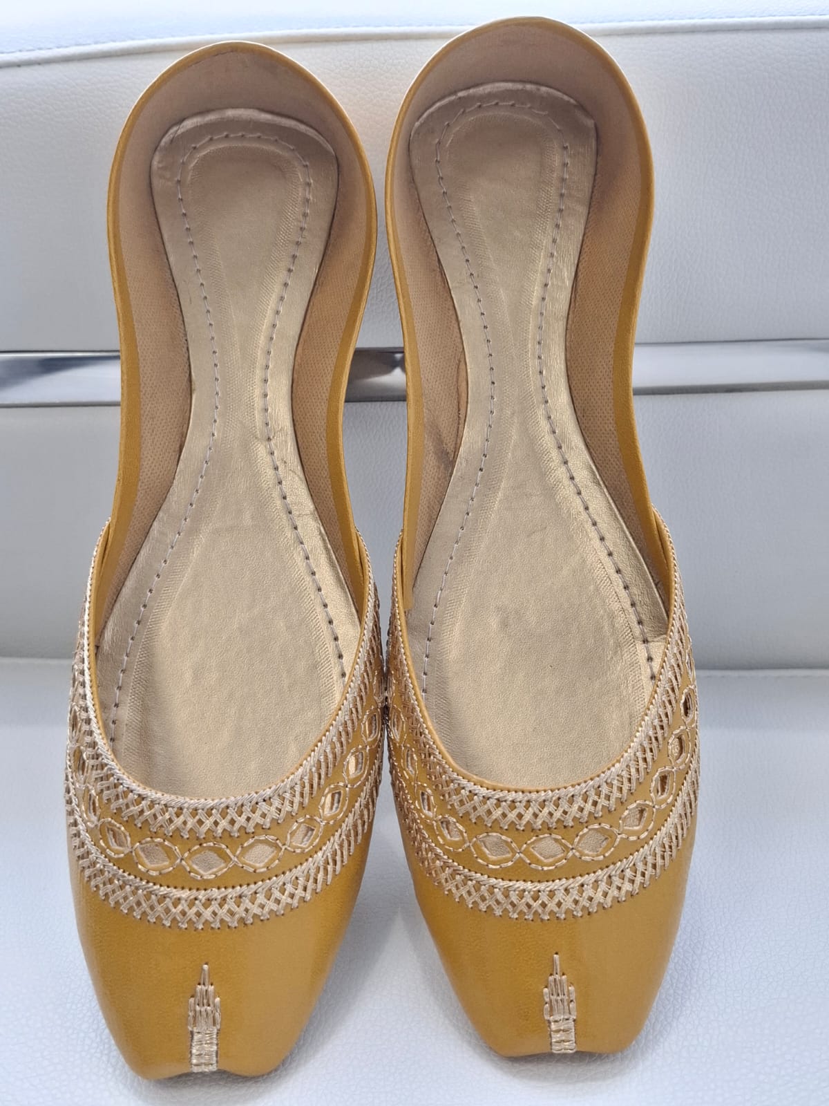 Exquisite Elegance: Handcrafted Punjabi Khussa - Authentic Pakistani Flat Jutti